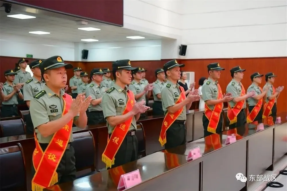 军官退役仪式，开始了