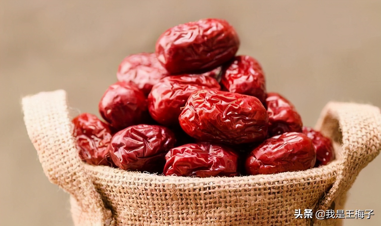 新疆特产，原生态树上吊干灰枣，枣香浓郁，甜