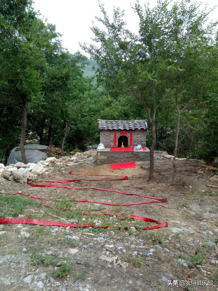 农村的古老祭祀习俗，祭品不带出祭地，要分给祭祀者吃但不能吃完