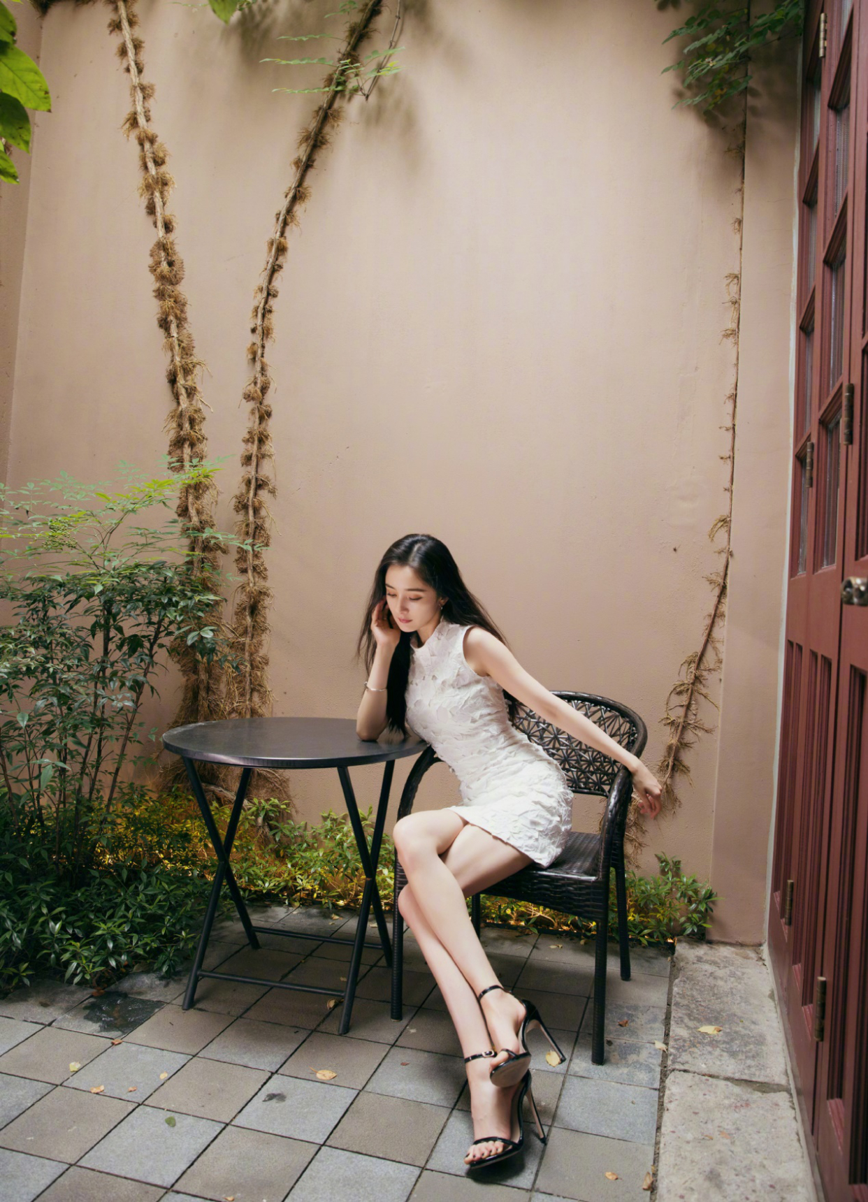 美女穿透明衣服(杨幂身穿"透视装"性感迷人,身材若隐若现,令人难以