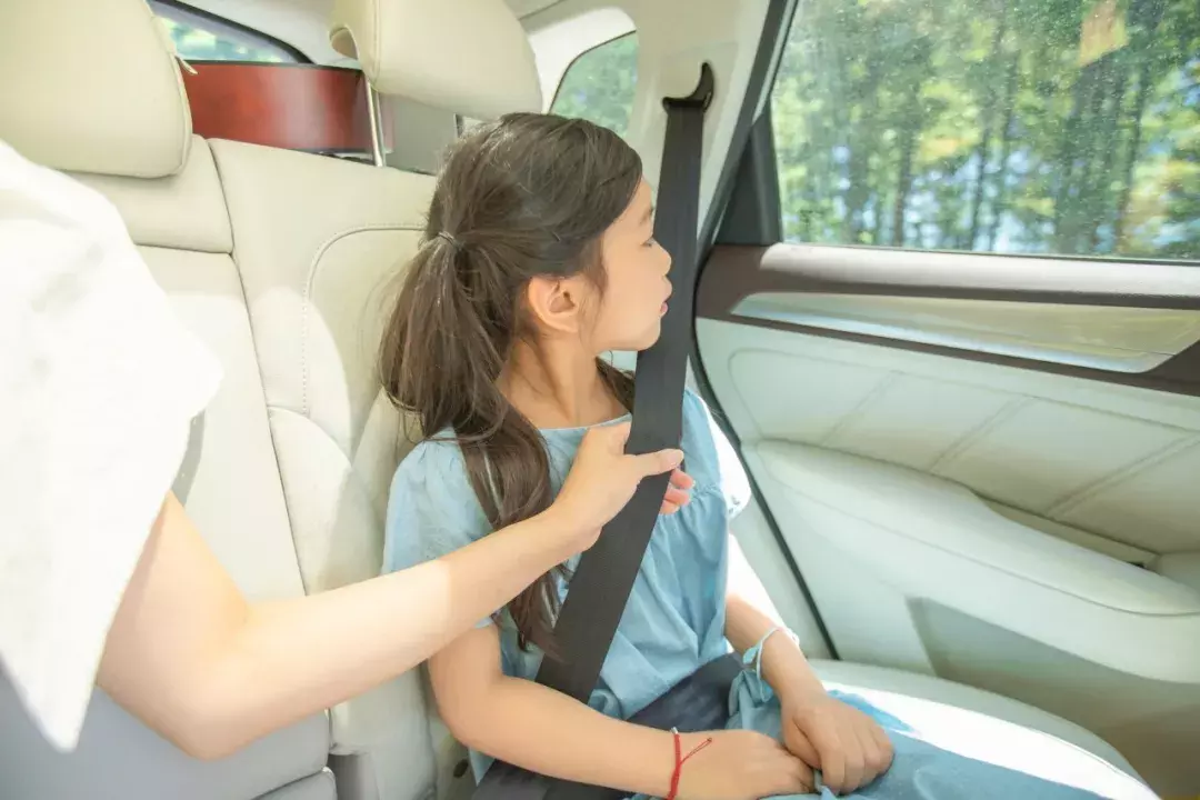 安全带什么原理?为什么慢速可以拉动,快速拉动则锁死?