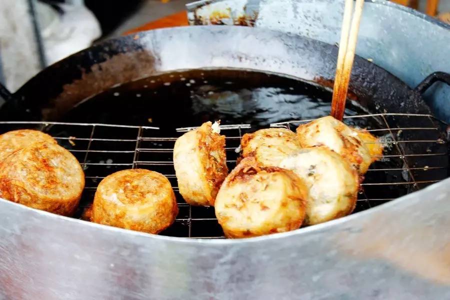 淡水酥丸是惠阳客家传统风味名菜, 酥丸即炸过的大肉丸,肉爽带汁,清香