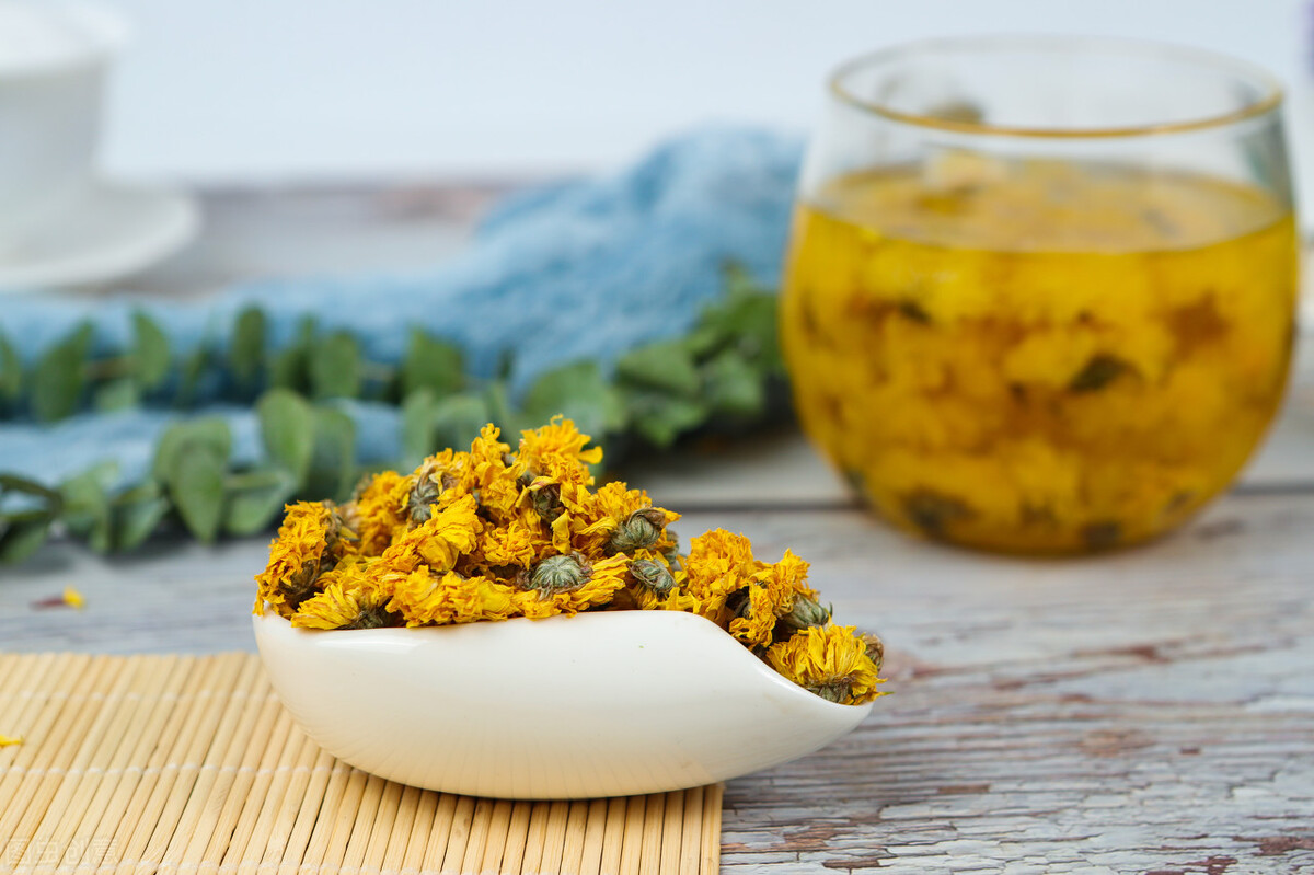 肝火怎么清最见效？一杯菊花水，眼睛干涩、红肿、红血丝通通赶跑