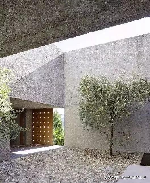 清灰色调的简奢别墅庭院设计，一面素实水泥墙，美了一个院子