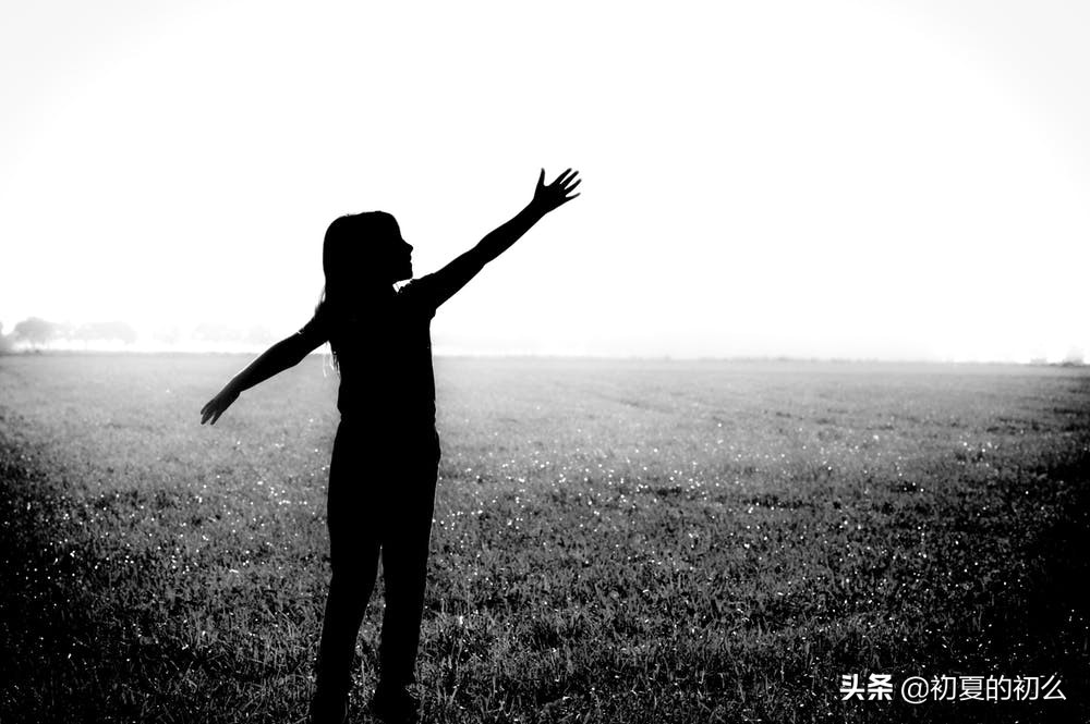 关于卑微爱情的句子 | 谢谢你让我把自作多情演得淋漓尽致