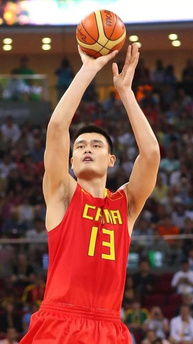 08年中国男篮vs美国队(中国队08年奥运会对阵美国队，姚明拿下13分，科比和老詹是这数据)