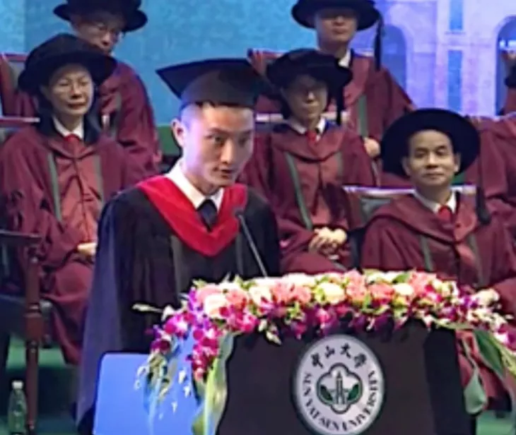 10年前，那个用脚高考轰动全国的文科状元，如今怎样了？