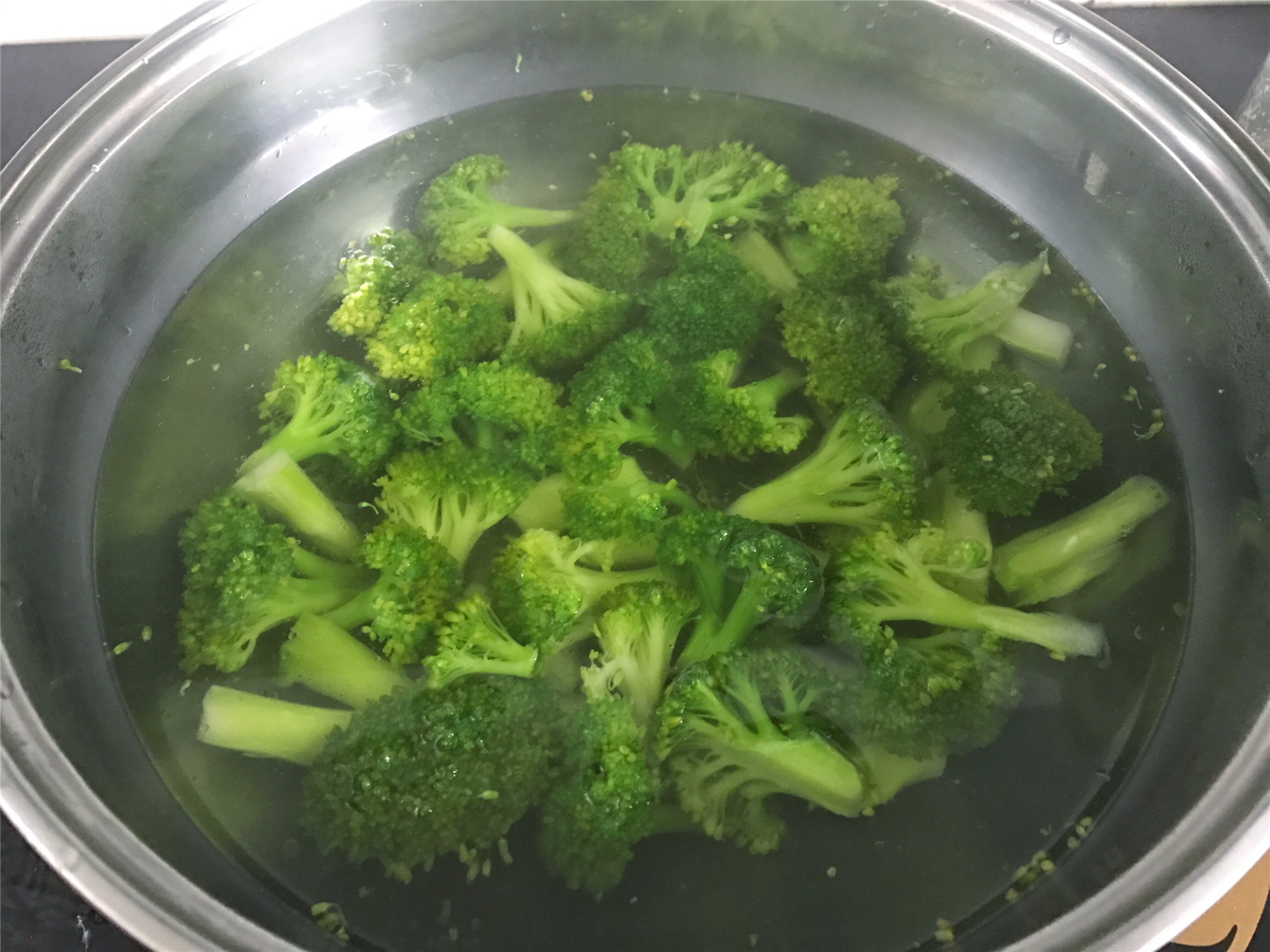 西兰花只用清水洗，越洗越脏！教你正确方法，脏东西自己跑出来