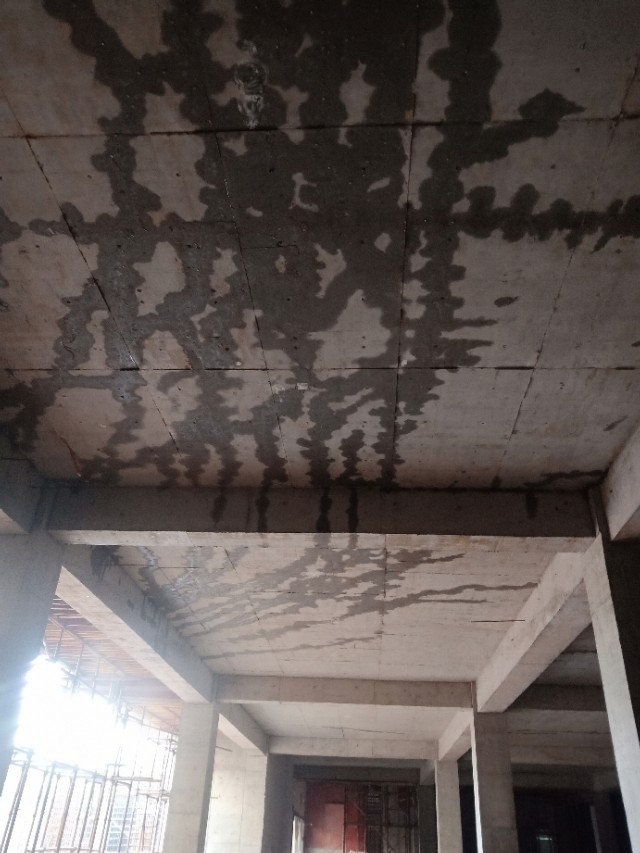 地下室顶板为什么漏水(地下室顶板裂缝漏水责任)插图1