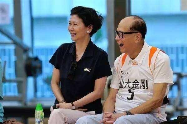 李嘉诚的老婆是谁(李嘉诚红颜知己罕曝近况，59岁身材纤细不露富，坐拥百亿今仍未婚)