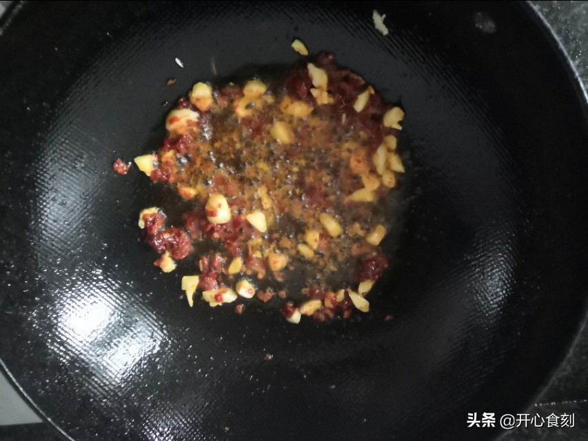猪血5元满满一盘，价格亲民，做法简单，像我这样搭配餐餐光盘。