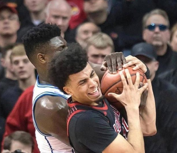 最强nba为什么A扣不出来(NBA力量最强的球星：詹姆斯扣瘪篮球，张伯伦轻松举起成年男子)