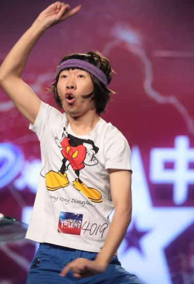 其貌不扬却被星爷看中，被谢娜力捧，综艺咖杨迪的不幸与幸