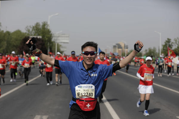 2018郑州马拉松(39000人参与！2021郑开马拉松今日开跑，全、半程冠军是他们)