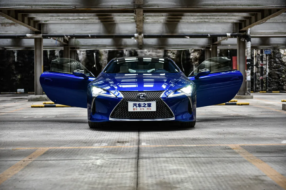 V6、359马力、21英寸轮圈、前置后驱，雷克萨斯LC 500h让人心动