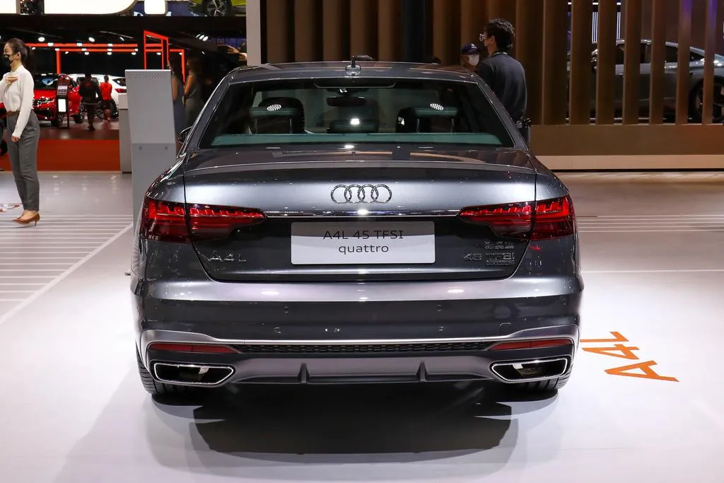 豪华车奥迪A4L，中配190马力+8个安全气囊，售价25.53万起