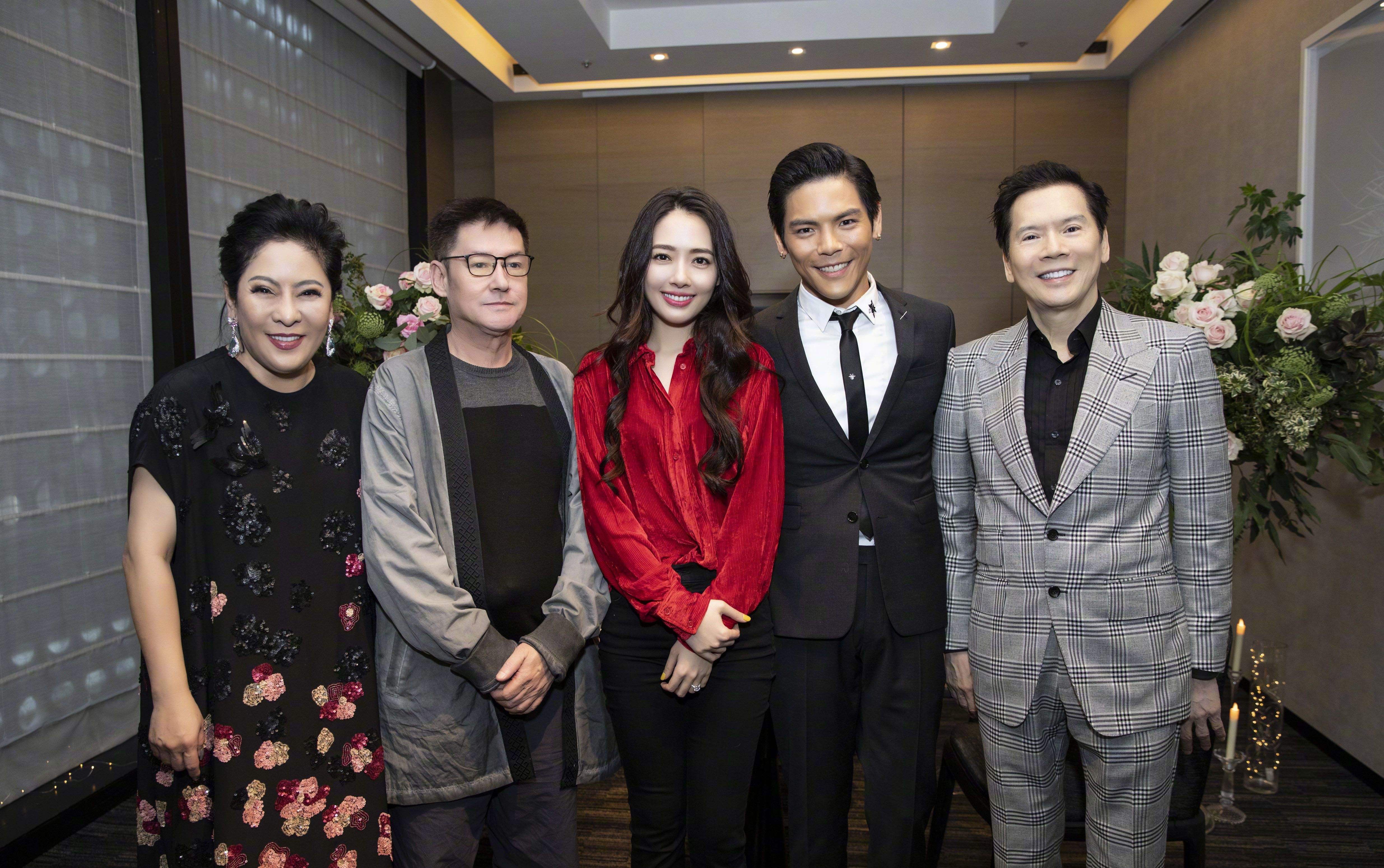 2019年对于向佐而言无疑是转折之年,因为与郭碧婷的婚事,他从一位四五