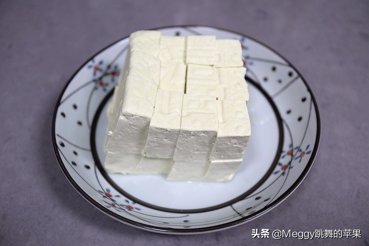 春节团圆饭上的豆腐炖鱼，好口彩胜过好味道，边吃边看满心欢喜