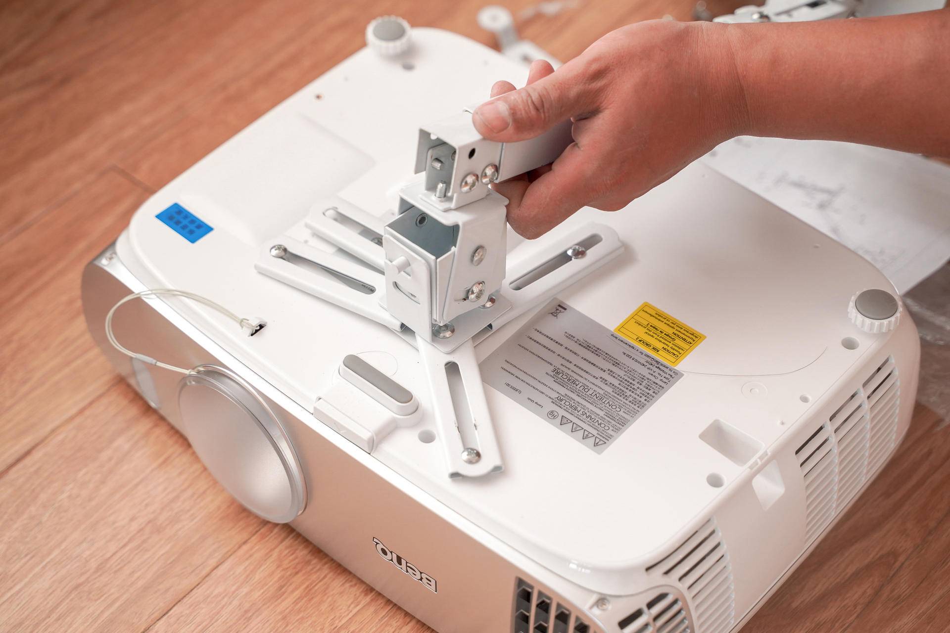 三,在不安装幕布的情况测试明基w1120投影仪的效果.