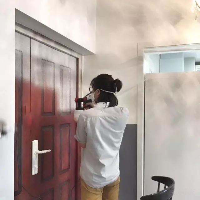 玄关想要装修好看，请先把猪肝色的防盗门改了