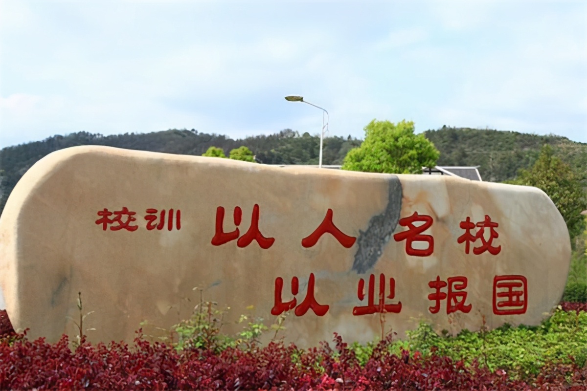 易烊千玺“吉大分玺”走红，侧脸很优越，这不比招生简章更有用？