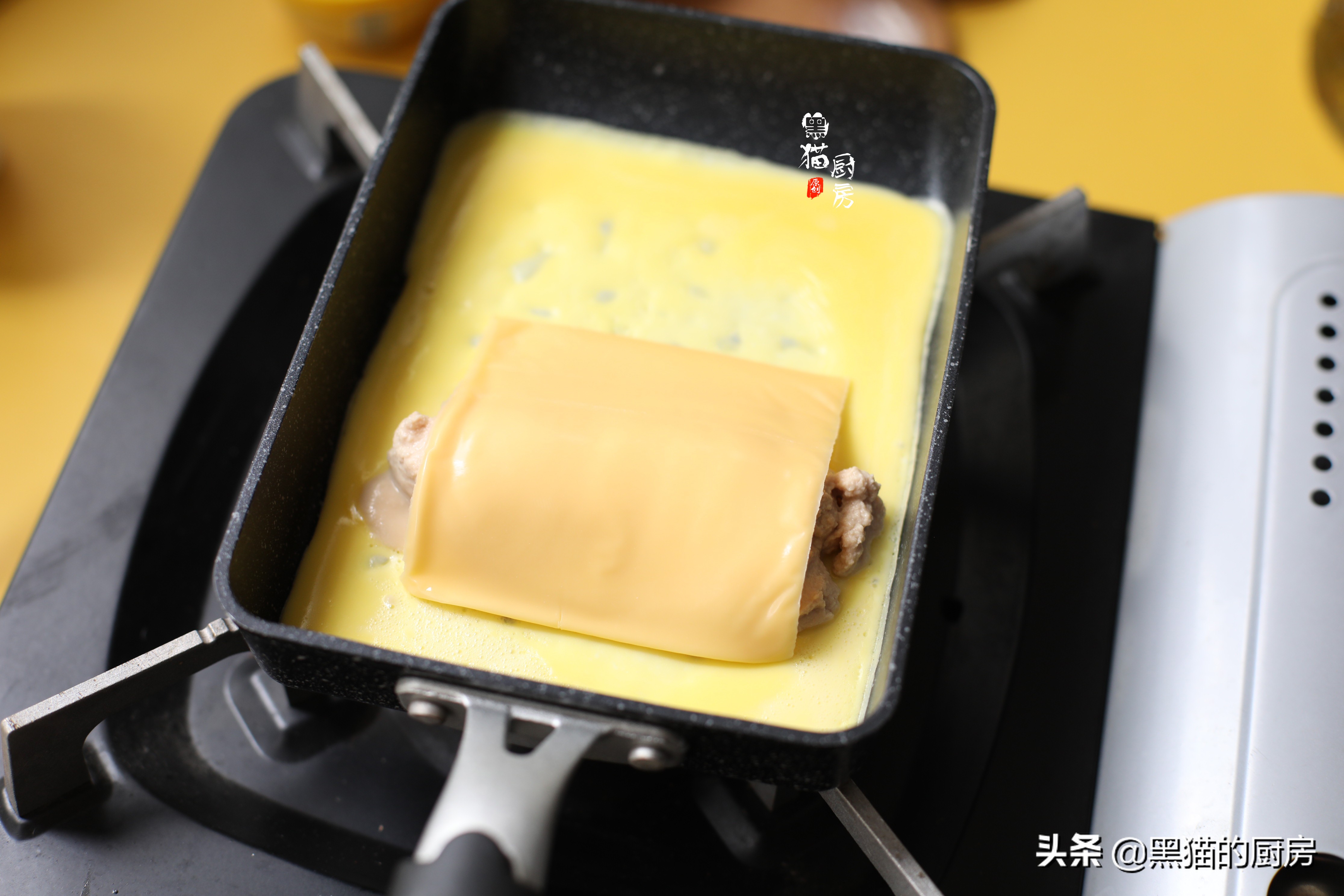 2个鸡蛋1片芝士,10分钟端上桌,钙质充足,孩子喜欢在家吃早餐