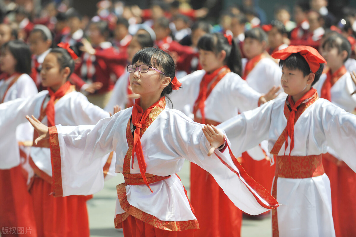 足球广播体操第一套完整版(什么才是中国第一运动？肯定不是足球，应该是第九套广播体操吧)