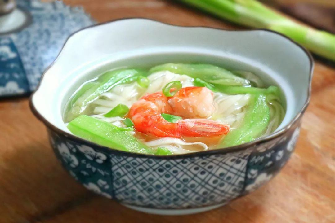 图片[1]-【鲜虾丝瓜面】做法步骤图 营养好吃又解馋过瘾 孩-起舞食谱网