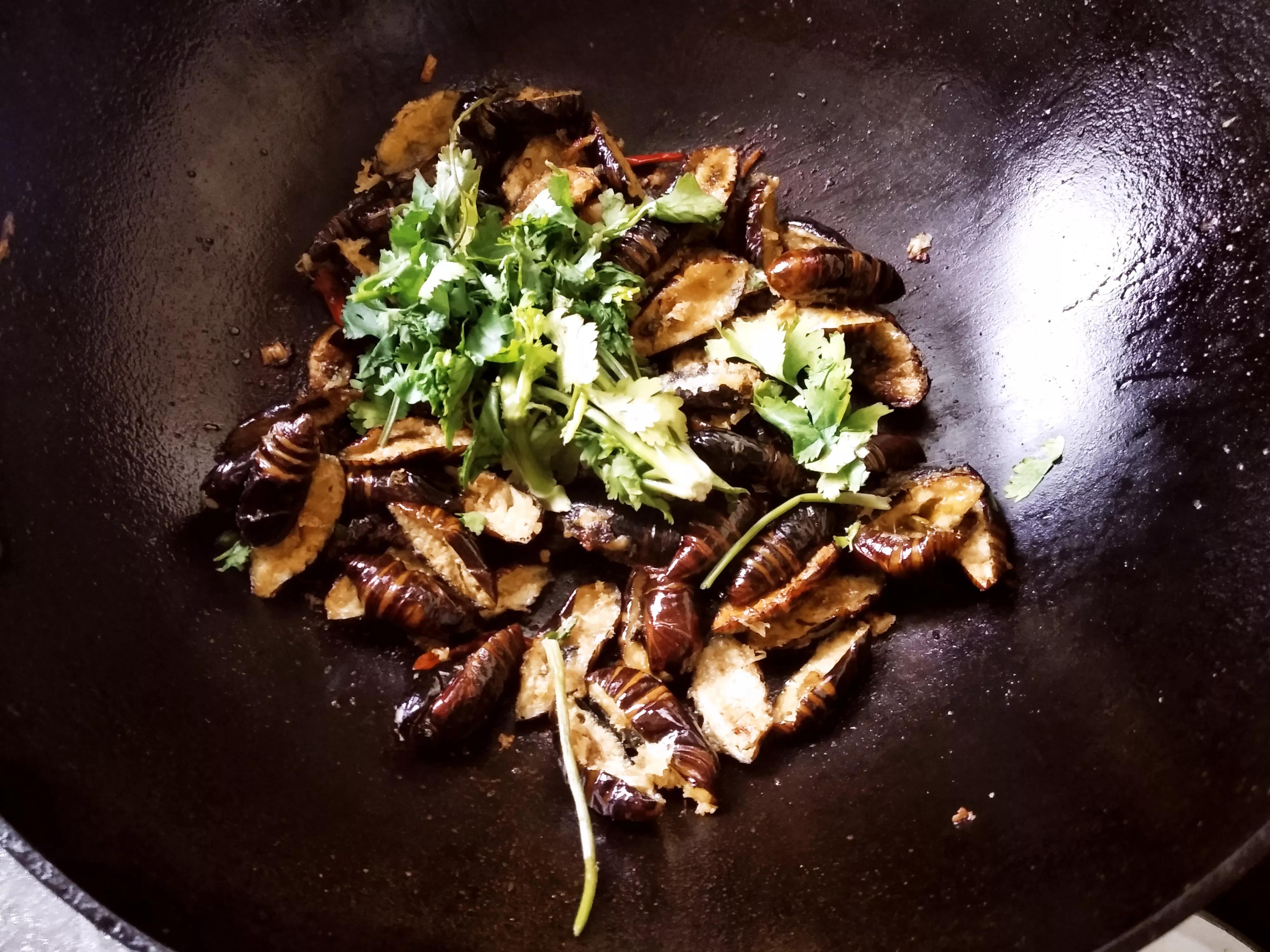 吃茧蛹时,中间的黑芯到底是什么?能不能吃?弄懂再吃不吃亏