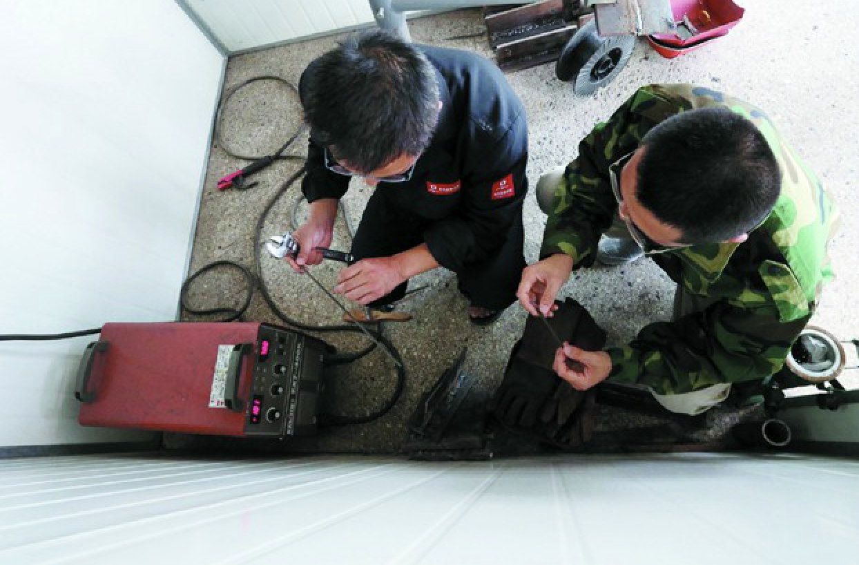 从研究生到电焊工；从坐办公室到去车间作业；青大文学硕士进技校“回炉”学电焊