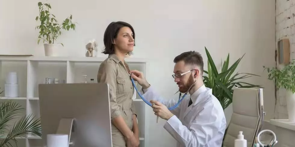 医院检查台上的女人:脱裤子只是开始,分不清看病还是性侵更可怕