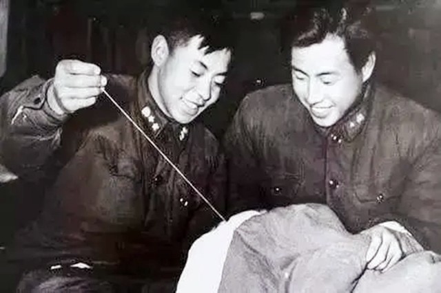 雷锋下葬的真实照片：摩托车开道，十万人送行