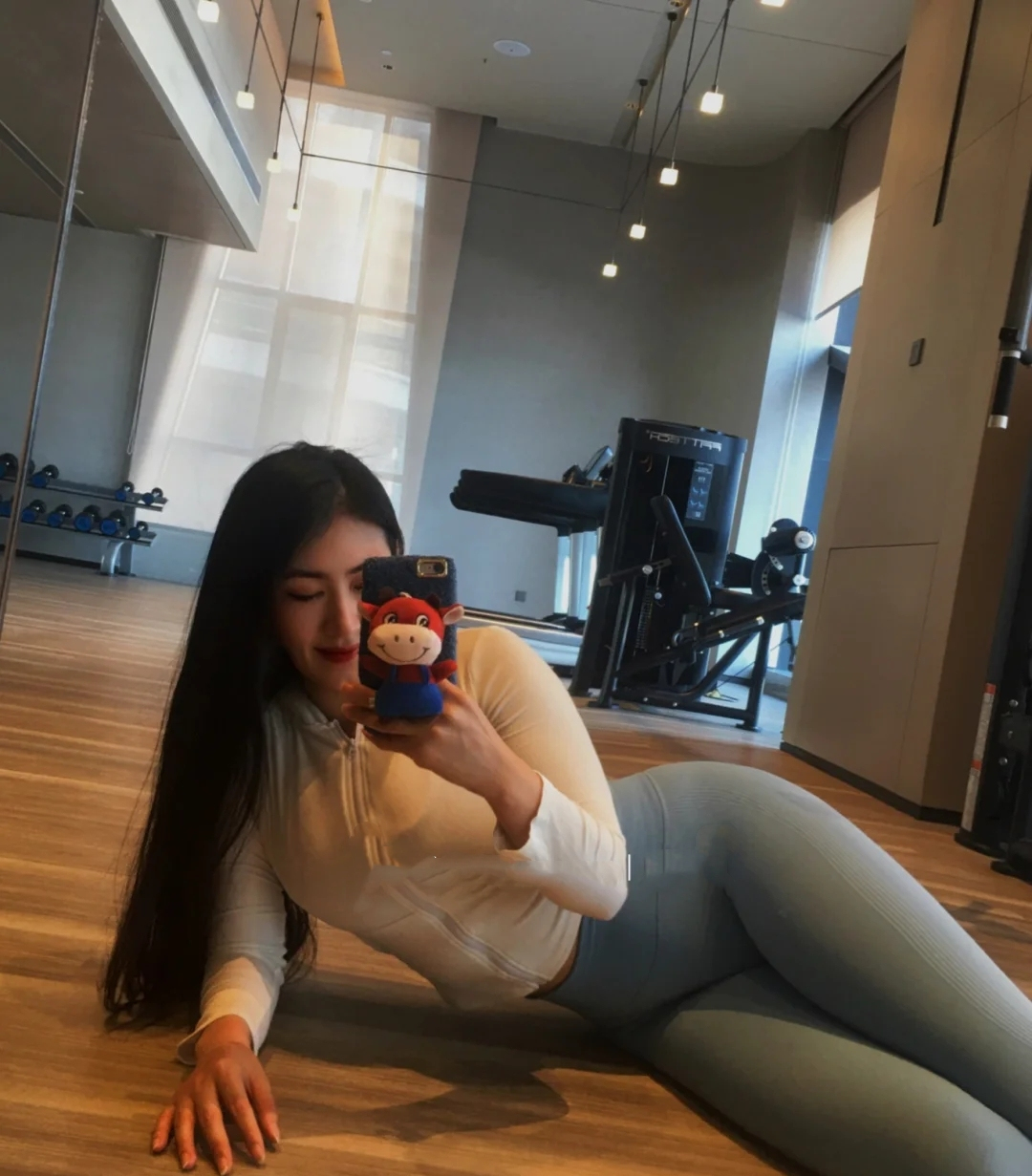 国产健身女孩,因性感臀部被称为蜜桃女神,同款翘臀动作给你