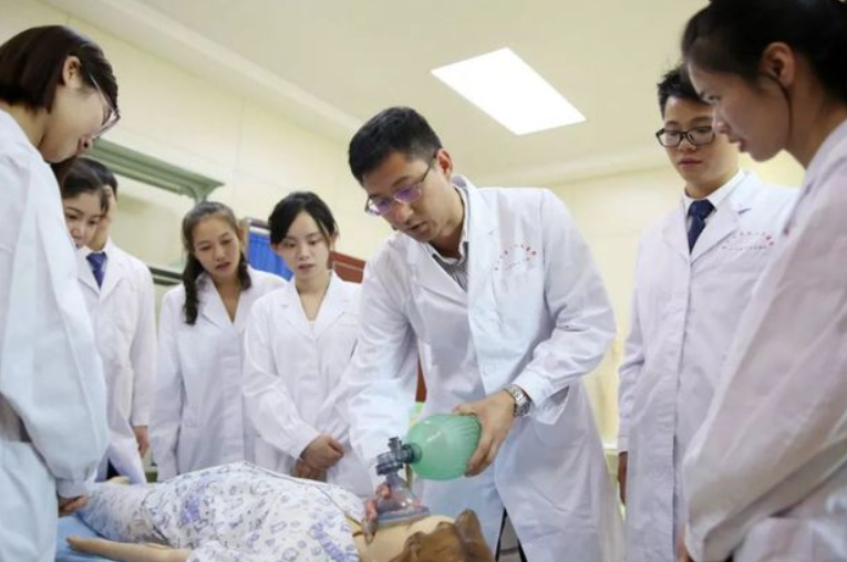 医学类专业就业前景排名，临床医学热度下降，榜首叫人羡慕