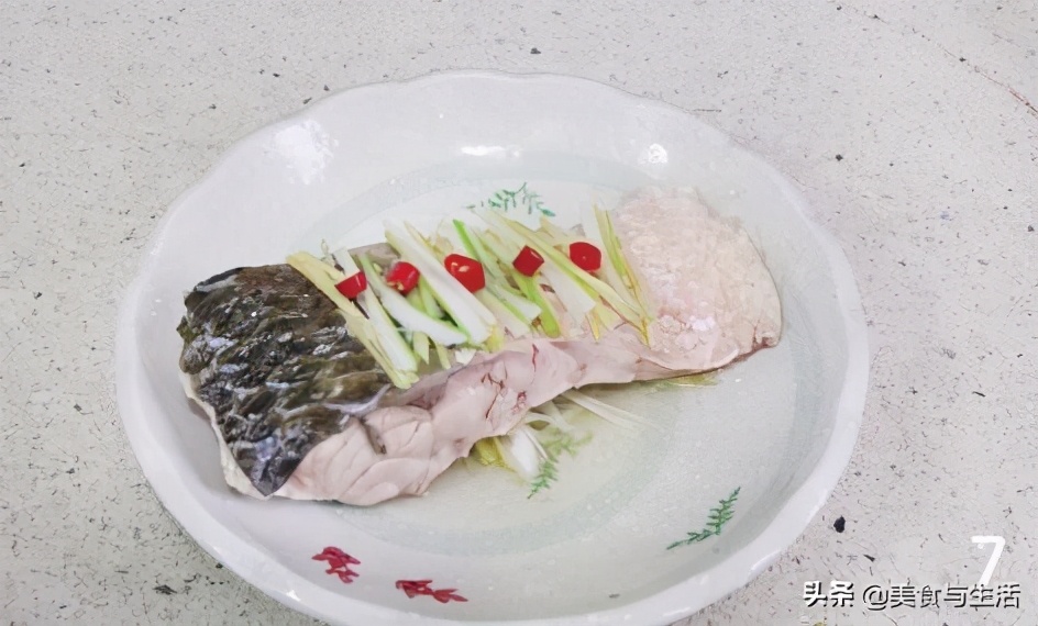 在家做清蒸草鱼，只需加点它，鱼香肉嫩，开胃鲜美，比饭店做得好