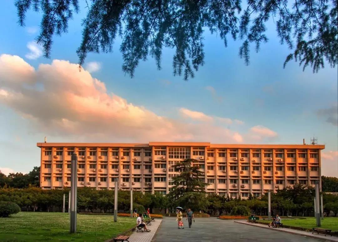 湖北“超火”高校：8大豪华食堂，高大上图书馆，4个校门竟然都通地铁！