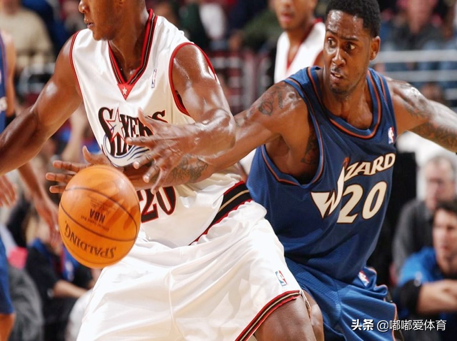 篮球单挑拿球时可以走一步吗(打篮球时,突破第一步,步幅要大,重心要低