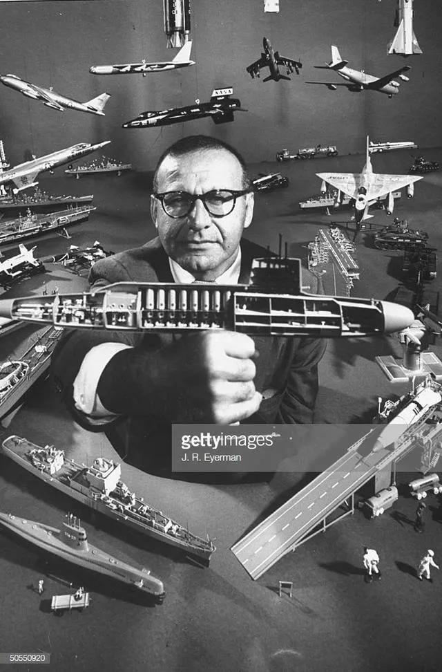 国士百年:3岁被通缉，吃百家饭长大，甘当中国核事业“拓荒牛”