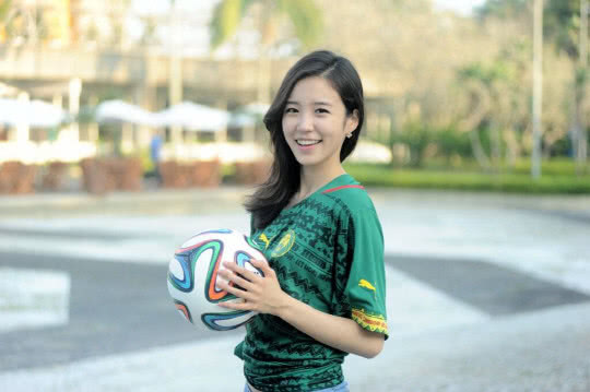 足球世界杯央视女主播(央视三大美女足球主播,谁能pk韩国女神张艺媛?