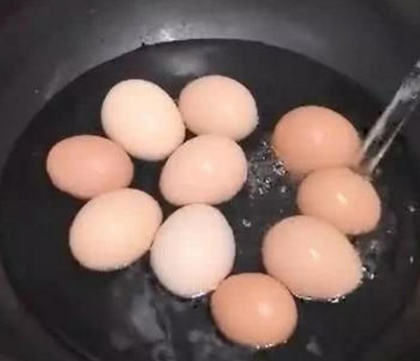 为什么白水煮鸡蛋破壳？大厨教你这一招，轻松煮熟透不破壳