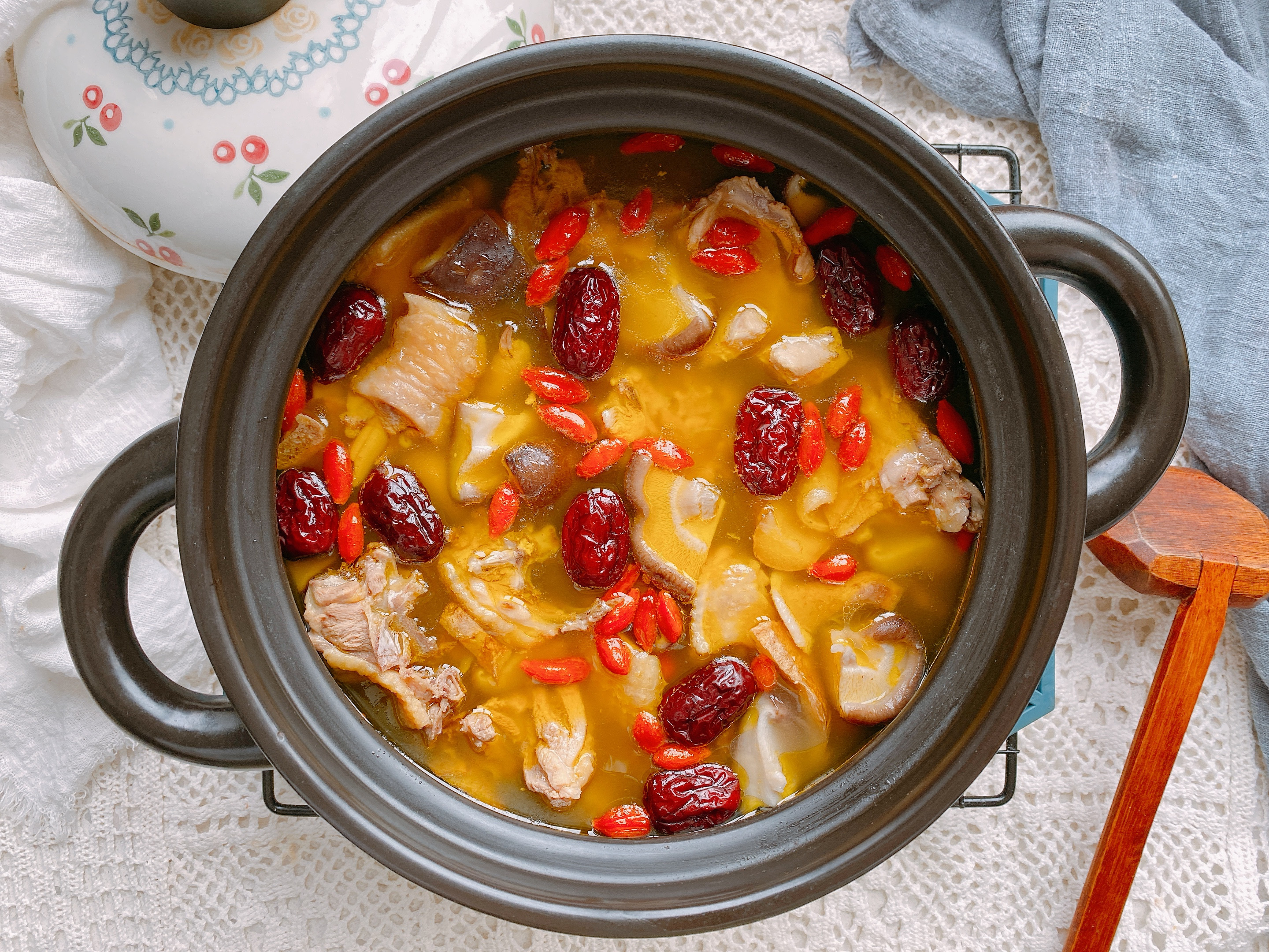 每年天气降温之后,就喜欢在家里煲汤,不仅滋补,而且喝了汤之后浑身