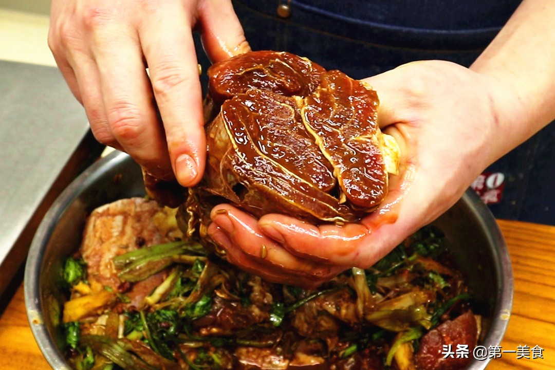酱牛肉做法（最正宗的做法入味足酱香浓郁不散花）