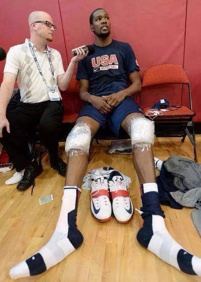 美國籃球鞋的尺碼表怎么看（NBA巨人的腳有多大？KD大腳鏡頭都裝不下，一人腳穿59碼籃球鞋）