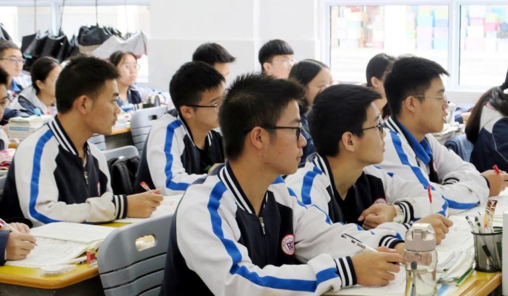 他放弃保研、名校高薪邀约，毅然扎根山区，帮助山里娃走出大山