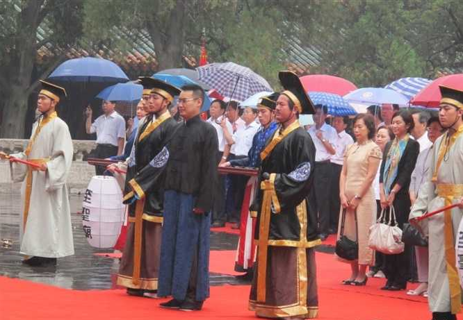 高考前家长奇特购物行为，东北人爱买紫裤头，听到解释我笑了