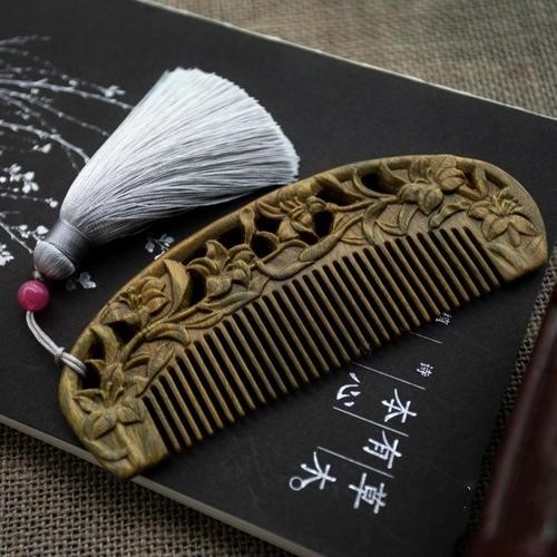 发丝轻抚，梳齿间流淌的温柔与时光