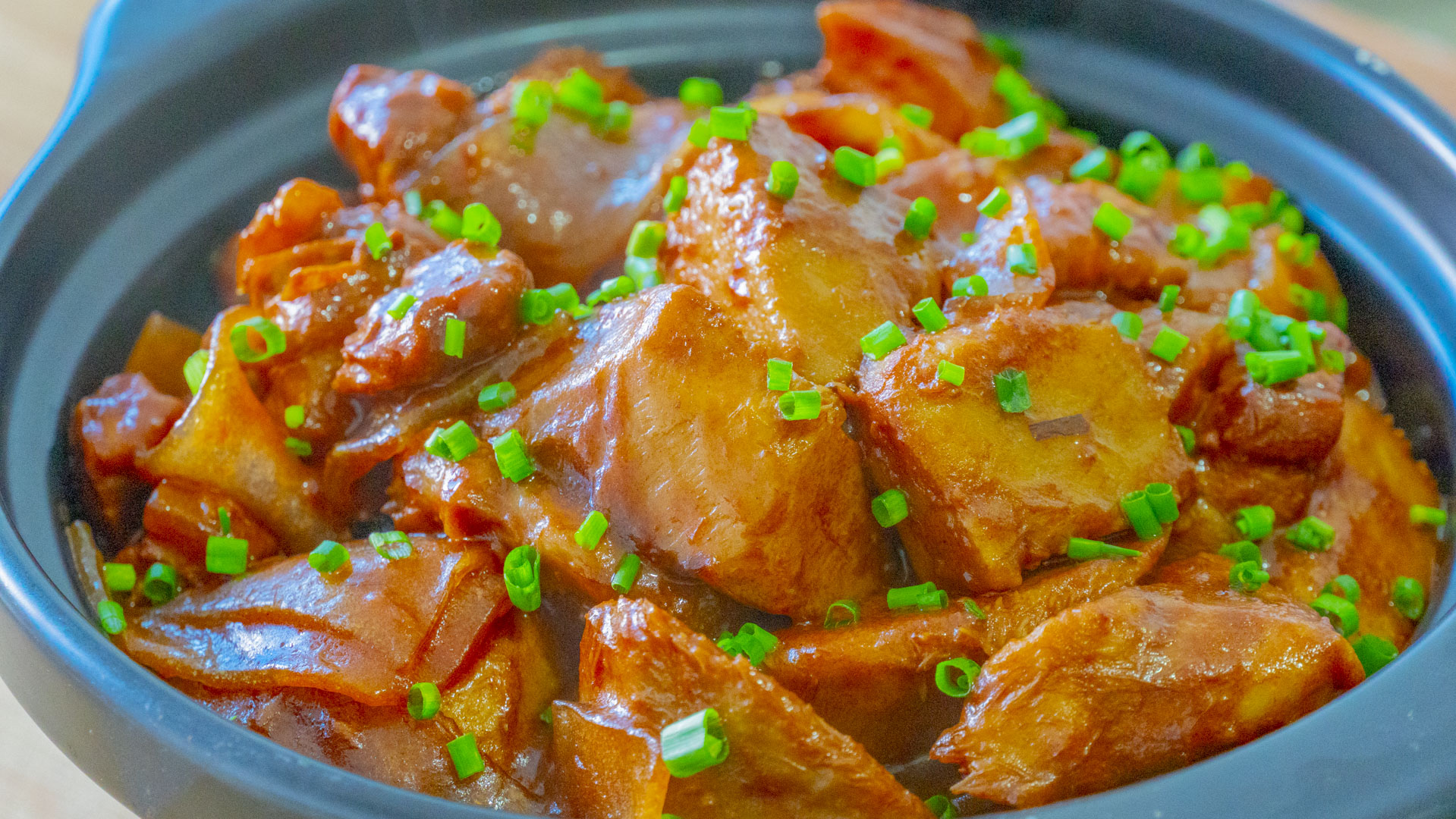 这才是芋头最好吃的做法，软糯鲜香，热乎乎的一大锅，上桌就抢光