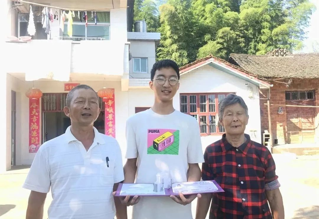 2017年最帅高考状元（高中丧母）