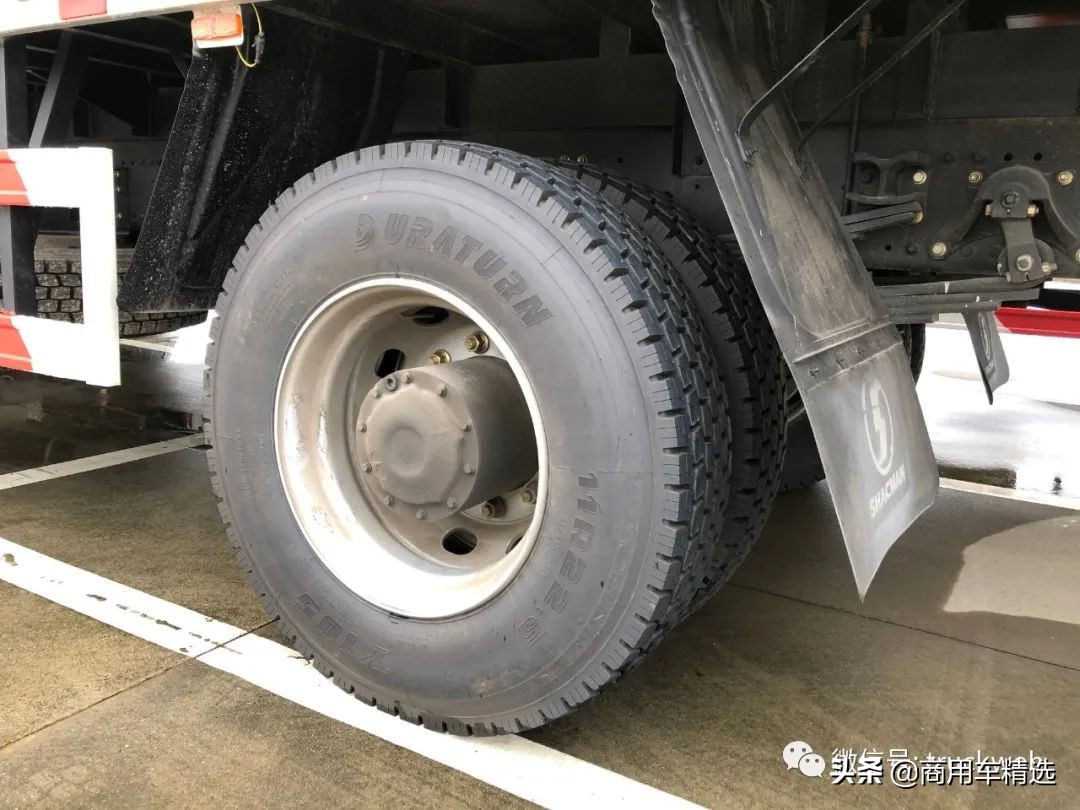 300马力4x2厢货还是轮减桥 出口牙买加的右舵陕汽德龙F3000重卡