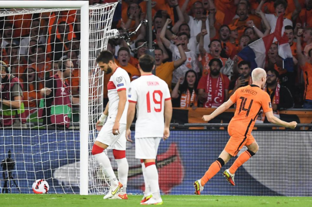 世界杯荷兰踢谁5比1(世预赛-荷兰6-1土耳其升至榜首，巴萨新核戴帽，范加尔三战不败)